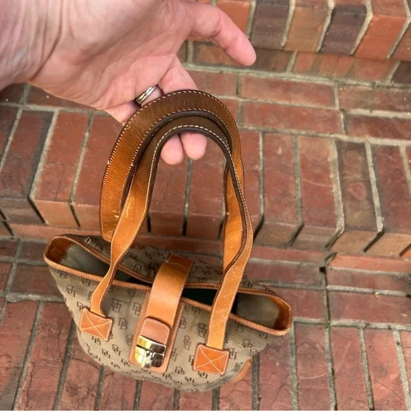 Dooney & Bourke canvas and leather signature shoulder bag - Picture 6 of 16